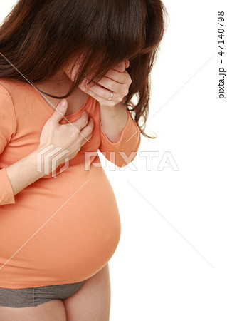 吐き気を催す臨月の妊婦 47140798
