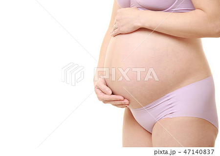 お腹に手を当てる妊婦 お腹に手を当てる妊婦 47140837
