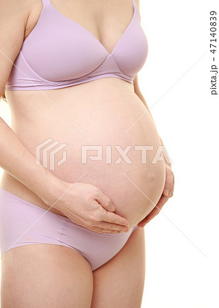 お腹に手を当てる妊婦 お腹に手を当てる妊婦 47140839