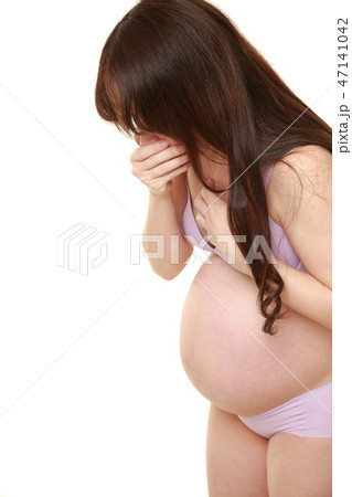 吐きそうになる妊婦 吐きそうになる妊婦 47141042