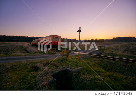 千葉県　小湊鉄道　夕暮れの踏切　上総鶴舞駅付近 47141048