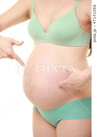 妊婦であることを主張する臨月の妊婦 47141068
