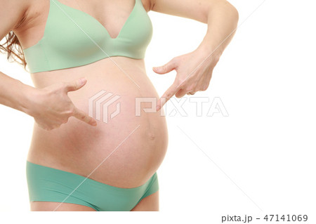 妊婦であることを主張する臨月の妊婦 47141069