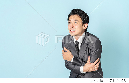 震える男性 47141168