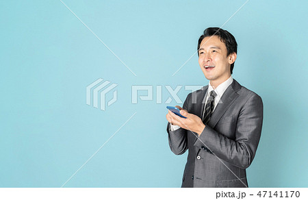 スマホを持つ男性 47141170