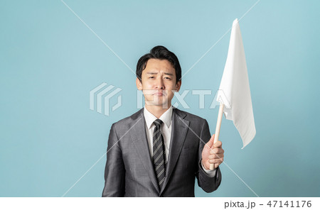 男性・白旗 男性・白旗 47141176