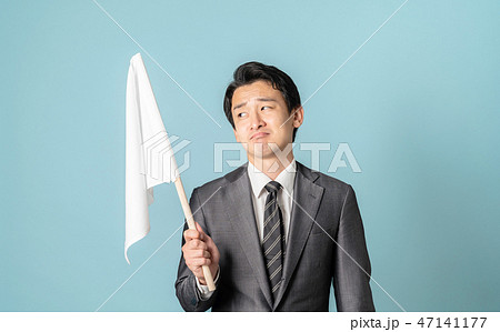 男性・白旗 男性・白旗 47141177