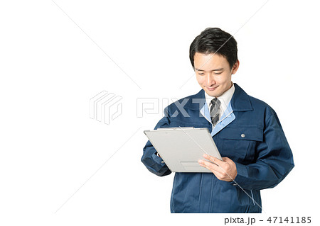 チェックする男性 47141185