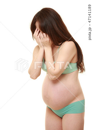マタニティープルーに苛まれる臨月の妊婦 47141189
