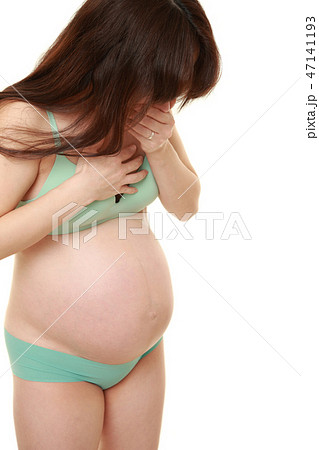 つわりによる吐き気に苦しむ臨月の妊婦 47141193