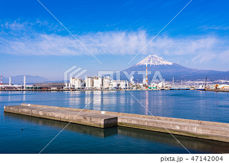 （静岡県）田子の浦港と富士山 47142004