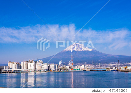 （静岡県）田子の浦港と富士山 47142005