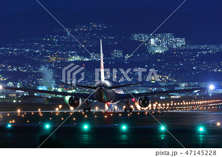 伊丹空港 千里川土手 夜景 大阪国際空港 大阪空港 飛行機 旅客機の写真素材