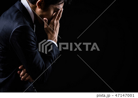 悩んでいるビジネスマン 悩んでいるビジネスマン 47147001