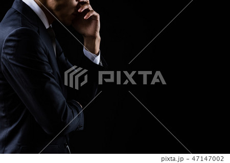 悩んでいるビジネスマン 47147002