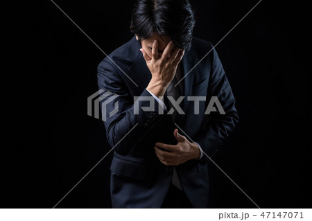 悩んでいるビジネスマン 悩んでいるビジネスマン 47147071