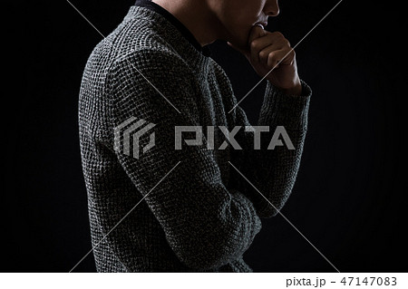 悩む男性 悩む男性 47147083