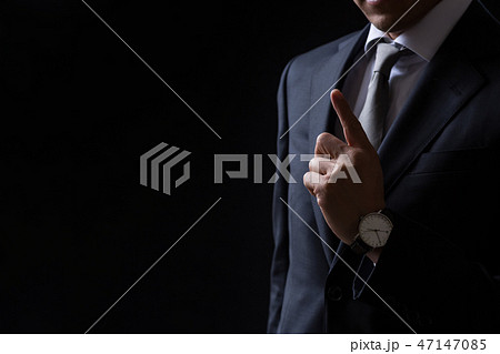 人差し指をたてるビジネスマン 人差し指をたてるビジネスマン 47147085