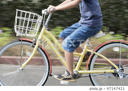 自転車　ヘルメット　交通　ルール 47147421