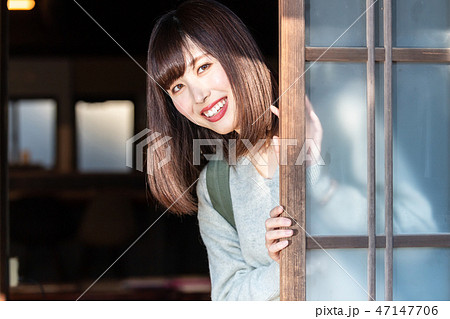 古民家と若い女性 古民家と若い女性 47147706