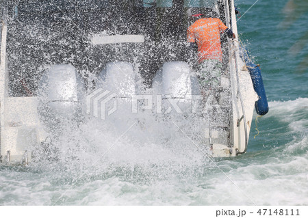 Speed boat engine runing with sea water splashing 47148111