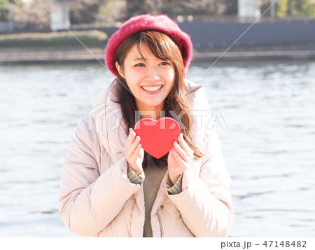 赤いハートを持つ女性 47148482