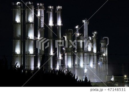 反応塔の夜景 47148531
