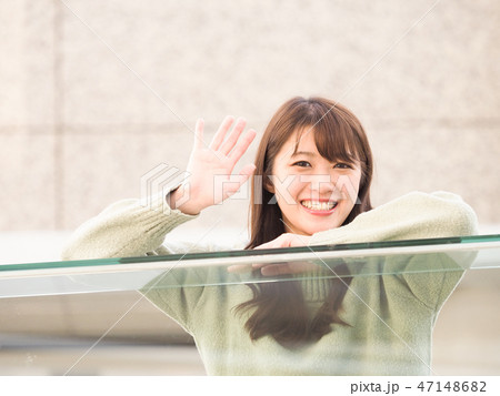笑顔で手を振る女性 47148682