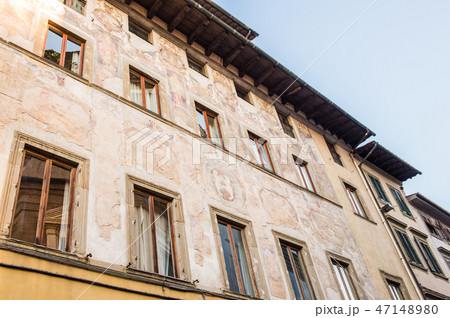 イタリア　フィレンツェの街並み　道路に面した建物の外壁、窓 47148980