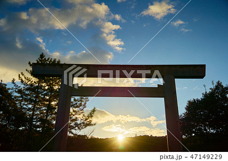 伊勢神宮内宮_宇治橋の鳥居日の出_No5 47149229
