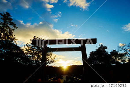 伊勢神宮内宮_宇治橋の鳥居日の出_No7 47149231