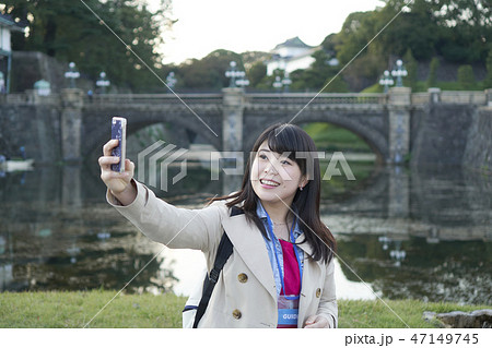 外国人と東京観光　　皇居二重橋前 47149745