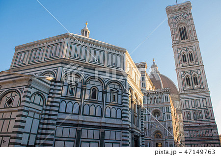 イタリア　フィレンツェの中心部　ドゥオーモをバックに洗礼堂、鐘楼 47149763