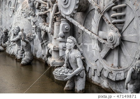 The National Monument - statues in the walls at Memorial tower in the centre of Merdeka Square 47149871