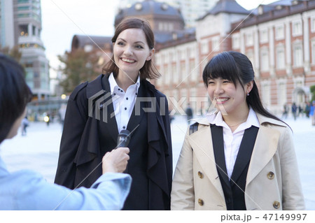 ビジネスウーマン　外国人と日本人　街頭インタビュー 47149997