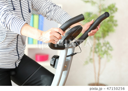 エアロバイクで体を鍛える女性 47150256