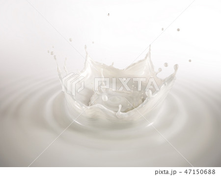 Milk double crown splash in milk pool with ripples 47150688