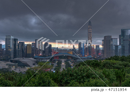 中国・深センの高層ビル群の風景 曇天 中国・深センの高層ビル群の風景 曇天 47151954
