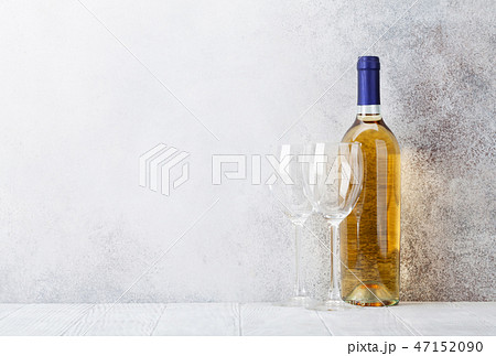 White wine bottle and glasses 47152090