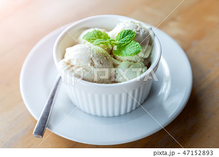 Milk vanila ice creams with mint leaf. Milk vanila ice creams with mint leaf. 47152893