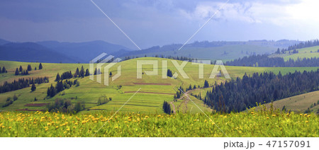 Beautiful panorama of the Carpathian Mountains 47157091