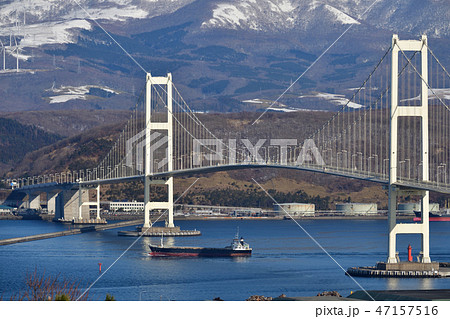 北海道室蘭市白鳥湾にかかる白鳥大橋の冬の風景を撮影 47157516