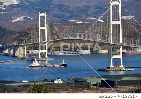 北海道室蘭市白鳥湾にかかる白鳥大橋の冬の風景を撮影 北海道室蘭市白鳥湾にかかる白鳥大橋の冬の風景を撮影 47157517