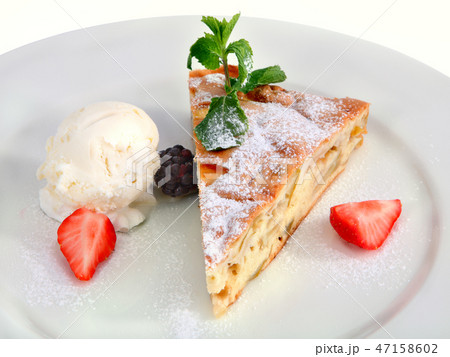 Charlotte of apples, with a scoop of ice cream. 47158602