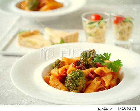 ブロッコリーとドライトマトのペンネ　サラダとデザート添え 47160371