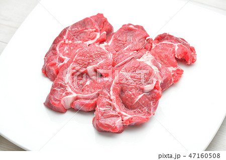 牛すね肉 牛スネ肉 ビーフ 国産北海道産の牛のスネ肉 煮込み用 ビーフシチュー用 精肉 生肉 未加熱の写真素材
