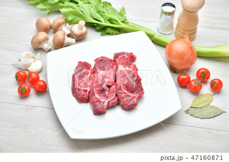 食材・調理・料理・肉料理のイメージ。牛スネ肉、セロリ、マッシュルーム、タマネギ、ミニトマト、ニンニク 47160871