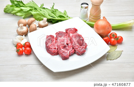食材・調理・料理・肉料理のイメージ。牛スネ肉、セロリ、マッシュルーム、タマネギ、ミニトマト、ニンニク 食材・調理・料理・肉料理のイメージ。牛スネ肉、セロリ、マッシュルーム、タマネギ、ミニトマト、ニンニク 47160877