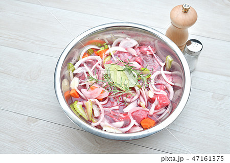 食材・調理・料理・肉料理の赤ワイン煮、赤ワイン漬け込み調理のイメージ。牛スネ肉、セロリ、玉葱 47161375