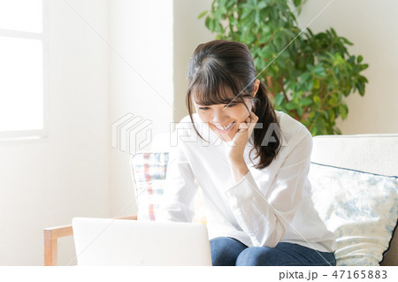 自宅でくつろぐ女性 47165883